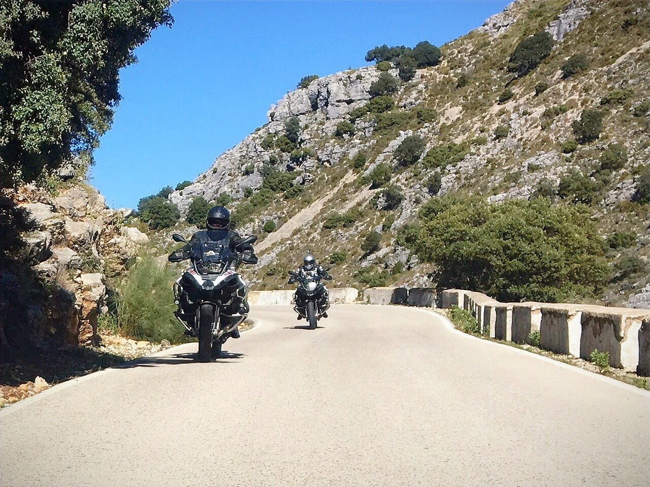 MC-förare på bergsväg i Andalusien