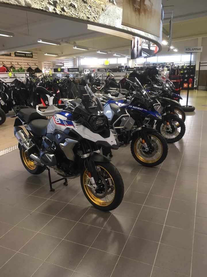 Showroom med BMW-motorcyklar hos Carlbarks Motor i Kumla
